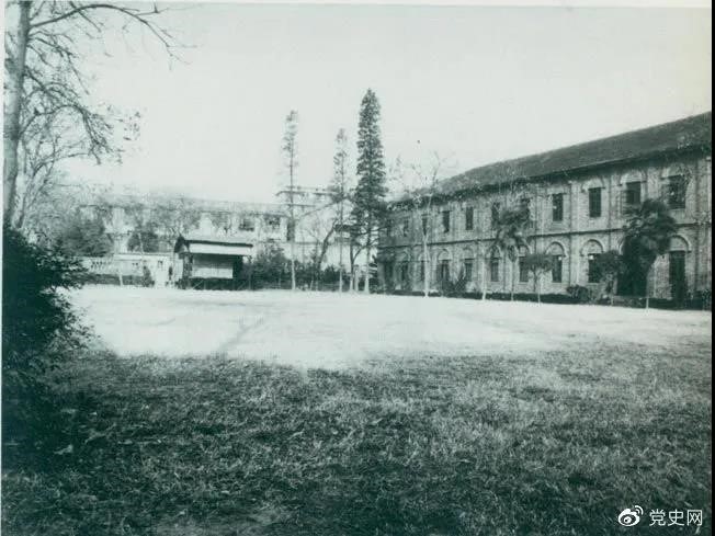 　　1927年3月18日，毛澤東出席在武昌舉行的河南武裝農(nóng)民代表大會，并作湖南農(nóng)運(yùn)狀況報告。圖為大會會場——武昌農(nóng)講所大操場。