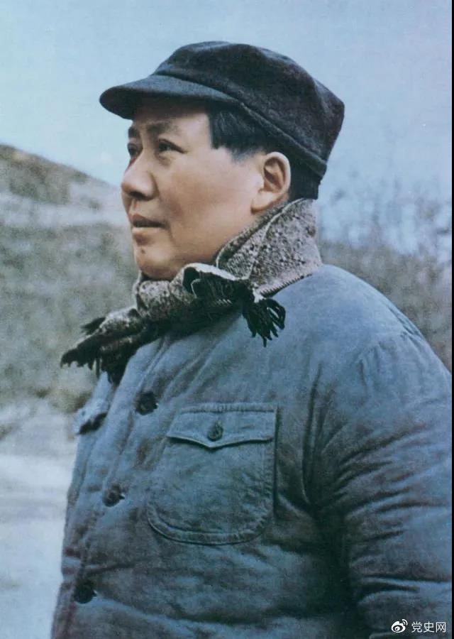 　　1947年3月18日，中共中央機(jī)關(guān)主動撤離延安。毛澤東和周恩來、任弼時等繼續(xù)留在陜北，指揮全國人民解放戰(zhàn)爭。這是轉(zhuǎn)戰(zhàn)陜北前夕的毛澤東。